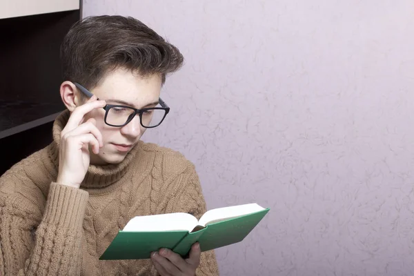Ein Junger Mann Mit Brille Reflektiert Ein Aufgeschlagenes Buch Hand — Stockfoto