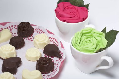 Ev yapımı peynir curds. Bardak kağıt çiçekler ile onları yanında dekorasyon için vardır.