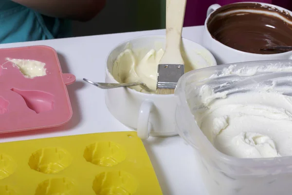 Cepillo Para Lubricar Forma Silicona Con Chocolate Blanco Derretido Coloca — Foto de Stock