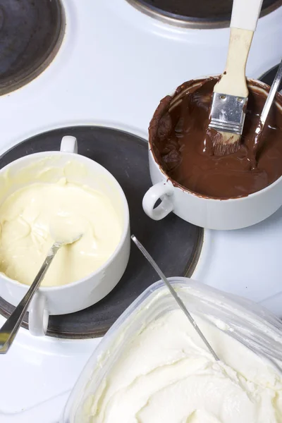 融化的白色和黑色巧克力在白杯 压黑式凝乳 用于制作甜点的支架 — 图库照片