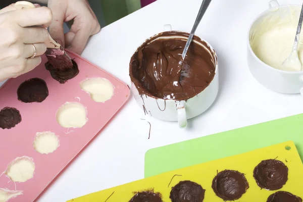 Una Mujer Que Usa Cepillo Cepilla Molde Postre Silicona Con — Foto de Stock