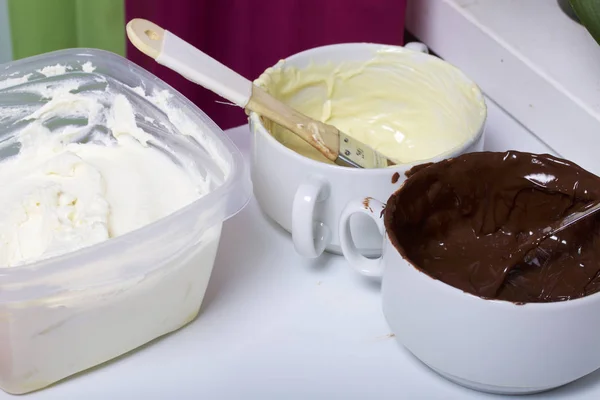 融化的白色和黑色巧克力在白杯 压黑式凝乳 用于制作甜点的支架 — 图库照片