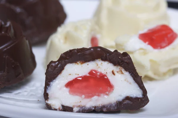 Ev yapımı peynir curds. Bazı ikiye kesilir, jöle dolgu görünür.