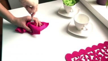 Çiçek süslemeleri tablo çatal ve peçete kullanarak hazırlanması. Bitmiş çiçek bir kaba yerleştirilir ve yeşil yaprakları ile süslenmiş.