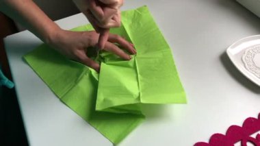 Çiçek süslemeleri tablo çatal ve peçete kullanarak hazırlanması.