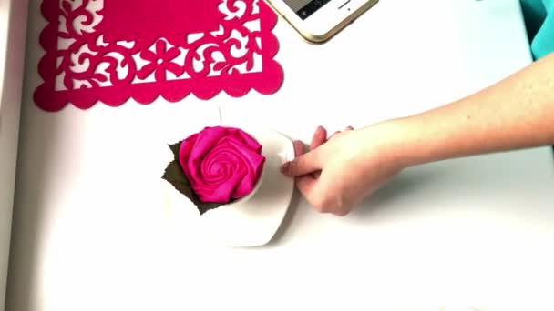 Příprava Květinové Dekorace Ubrousky Tabulka Vidličky Hotové Květiny Dát Šálku — Stock video