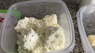 Lor tatlısı yapmak için malzemeler. Siyah ve beyaz çikolata ocakta bir kase parçaları. Çikolata bir tatlı yapmak için bir su banyosunda erimiş.