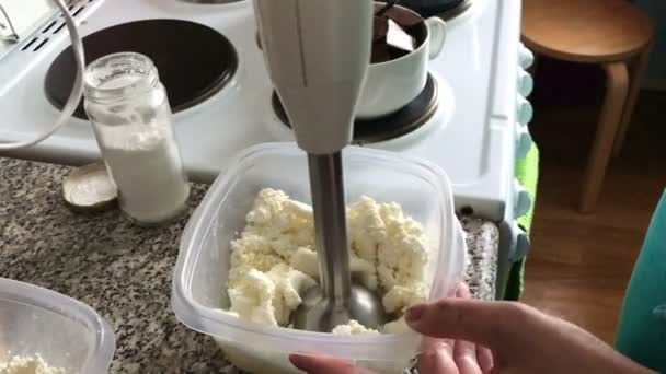 Uma Mulher Moagem Queijo Cottage Com Liquidificador Recipiente Ingredientes Para — Vídeo de Stock