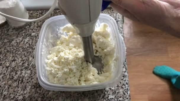 Una Mujer Añade Crema Agria Recipiente Con Queso Cottage Para — Vídeo de stock