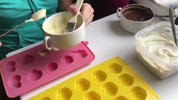 Een Vrouw Zet Gesmolten Witte Chocolade Siliconen Mal Voor Smering — Stockvideo