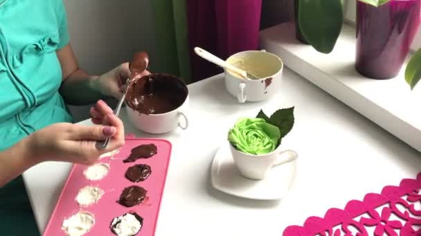 一名妇女用融化的巧克力密封硅胶形式的凝乳填充物 烹饪甜点 — 图库视频影像