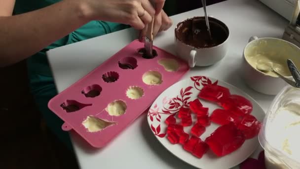 一个女人用刷子用融化的黑巧克力润滑硅胶的形状 烹饪甜点 — 图库视频影像
