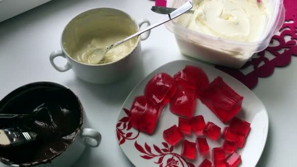 食材や艶をかけられた豆腐バーを作るための道具 — ストック動画