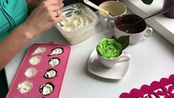 Mujer Pone Relleno Cuajada Molde Silicona Untado Con Chocolate Blanco — Vídeo de stock