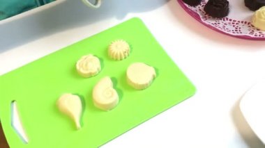 Lor peyniri, beyaz ve siyah çikolata ile sırlı. Evde pişmiş tatlı.