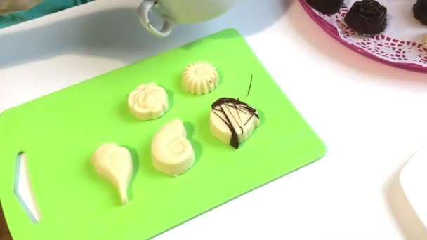 Queijo Coalhada Vidrado Com Chocolate Branco Preto Sobremesa Cozida Casa — Vídeo de Stock