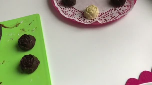 凝乳奶酪 上釉的白色和黑色巧克力 摆放在碟子上 在家煮的甜点 — 图库视频影像