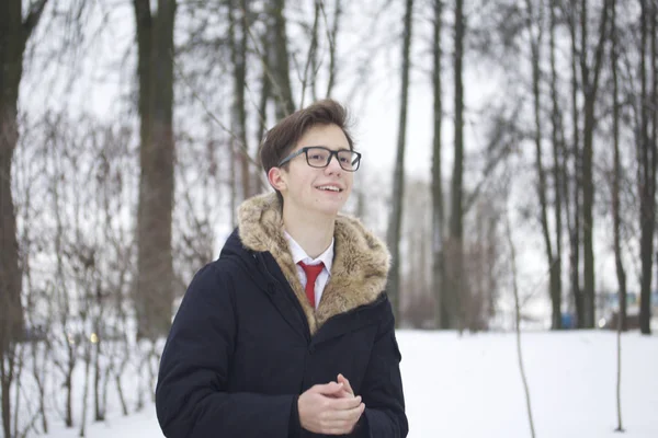 Bir Kürk Yakalı Ceket Genç Bir Adam Portresi Konuşurken Hareketler — Stok fotoğraf