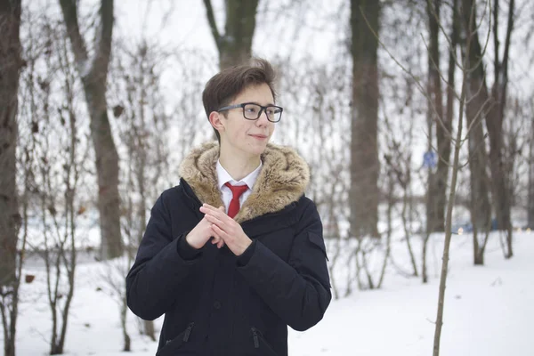 Portrait Jeune Homme Manteau Avec Col Fourrure Des Gestes Parlant — Photo