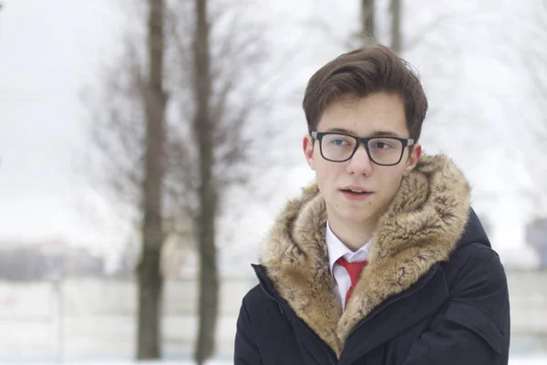 Portrait Jeune Homme Manteau Avec Col Fourrure Promenade Dans Parc — Photo