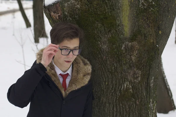 Portrait Jeune Homme Manteau Avec Col Fourrure Corrige Les Lunettes — Photo