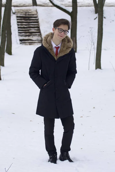Bir Kürk Yakalı Ceket Genç Bir Adam Portresi Kış Parkta — Stok fotoğraf