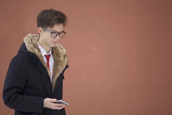 Portrait Jeune Homme Manteau Avec Col Fourrure Tient Smartphone Dans — Photo