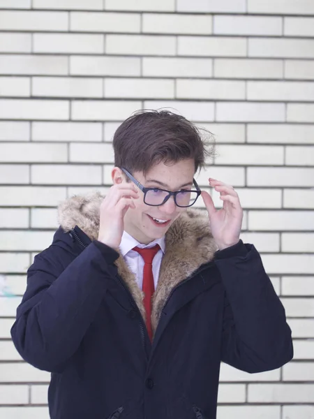 Retrato Joven Con Abrigo Cuello Piel Corrige Los Anteojos Borde —  Fotos de Stock