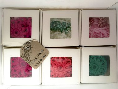 Küpe hediye paketleri içinde. Sevdiklerinize hediye.