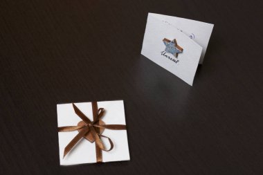 Küçük boyutlu tebrik kartları. Karanlık bir arka plan üzerinde.