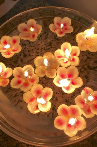 Hořící Svíčky Tvaru Květiny Jsou Plovoucí Vodě — Stock fotografie