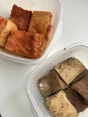 Parçalar halinde kesilmiş et tabaka ile domuz domuz yağı. Bir kapta tuz ve baharatlar ile serpiştirilmiş, yalan.