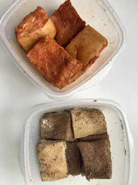 Parçalar halinde kesilmiş et tabaka ile domuz domuz yağı. Bir kapta tuz ve baharatlar ile serpiştirilmiş, yalan.