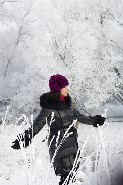 Ein Mädchen Winterkleidung Spaziert Durch Den Verschneiten Park Gesten Mit — Stockfoto