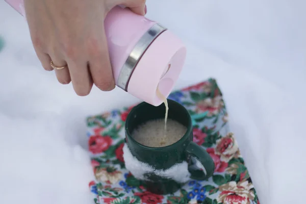 Пикник Зимнем Парке Наливает Кофе Молоком Кружку — стоковое фото