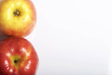 Beyaz arka planda elmalar. Yukarıdan görüntüle.