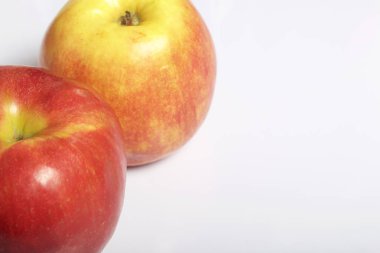 Beyaz arka planda elmalar. Yukarıdan görüntüle.