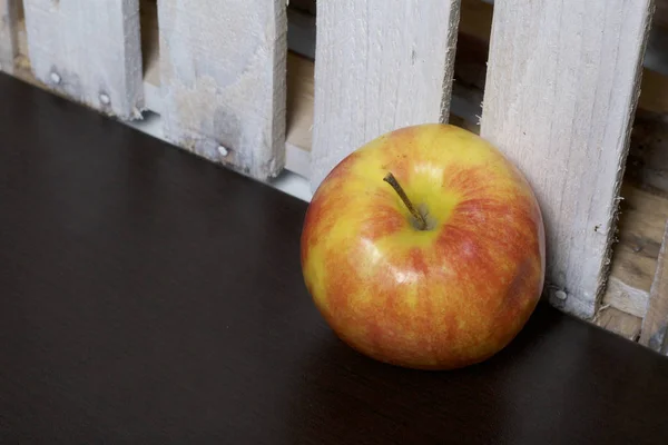 Dojrzałe Soczyste Jabłka Tle Drewniane Pudełko — Zdjęcie stockowe