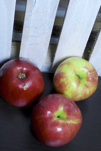 Dojrzałe Soczyste Jabłka Tle Drewniane Pudełko — Zdjęcie stockowe