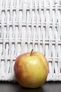 Apple masanın üzerinde. Yanındaki beyaz hasır sepetleri.