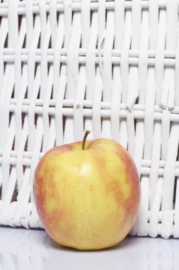 Apple masanın üzerinde. Yanındaki beyaz hasır sepetleri.