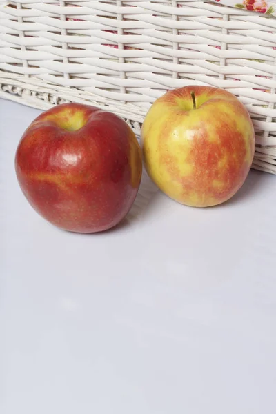 Äpplen Bordet Bredvid Vita Flätade Korgar — Stockfoto