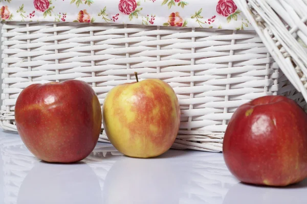 Яблоки Стол Рядом Белыми Плетеными Корзинами — стоковое фото