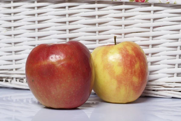 Apples Table Next White Wicker Baskets — Stock Photo, Image