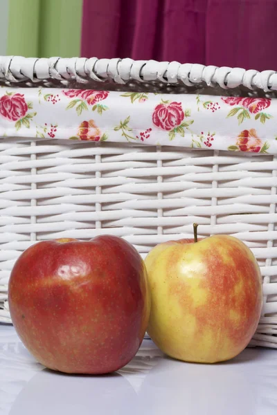Яблоки Стол Рядом Белыми Плетеными Корзинами — стоковое фото