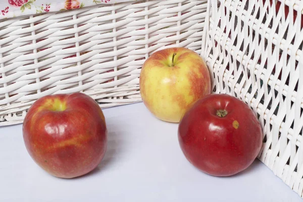 Des Pommes Sur Table Côté Des Paniers Osier Blanc — Photo