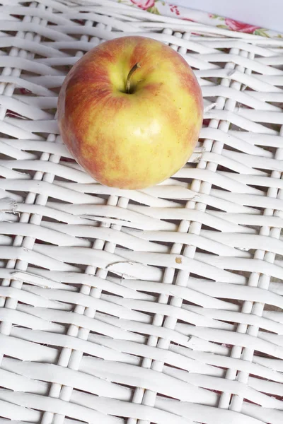 Une Délicieuse Pomme Juteuse Allongé Sur Panier Osier Blanc — Photo