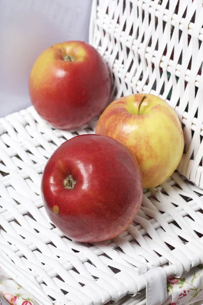 Сочные Вкусные Яблоки Ложь Белой Плетеной Корзине — стоковое фото