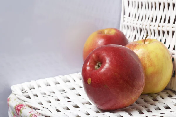 Сочные Вкусные Яблоки Ложь Белой Плетеной Корзине — стоковое фото