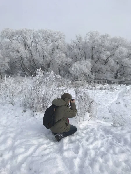 Фотограф Знімає Зимовий Пейзаж Його Камерою Взимку Парку Кущів Дерев — стокове фото